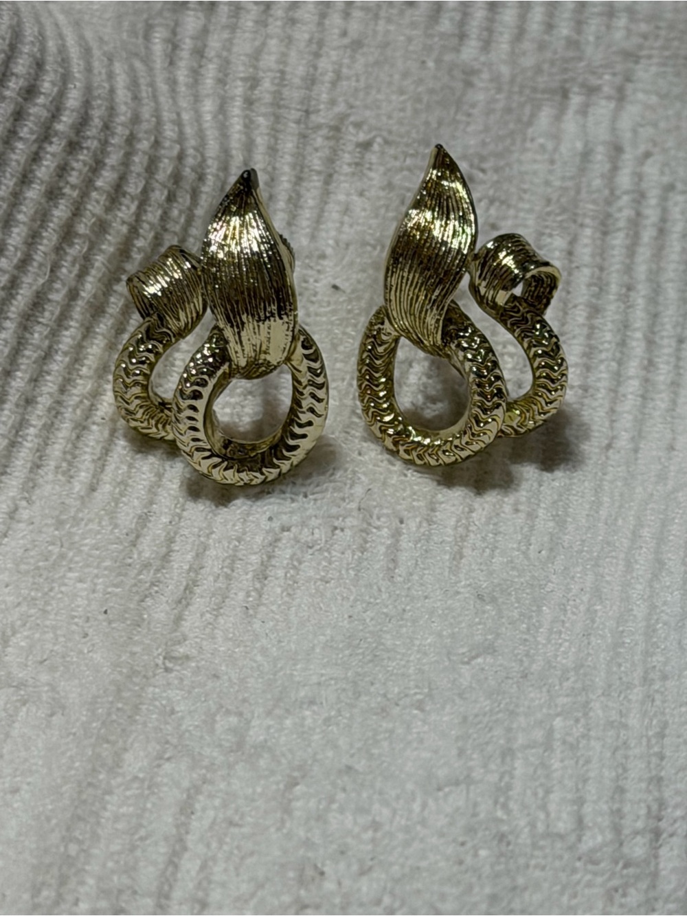 LISNER 1950’s/1960’s Gold Textured Ribbon Loop clip on Earrings